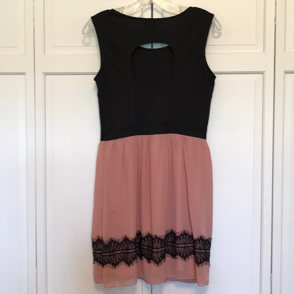 Sweet Storm Dress - Picture 2 of 5